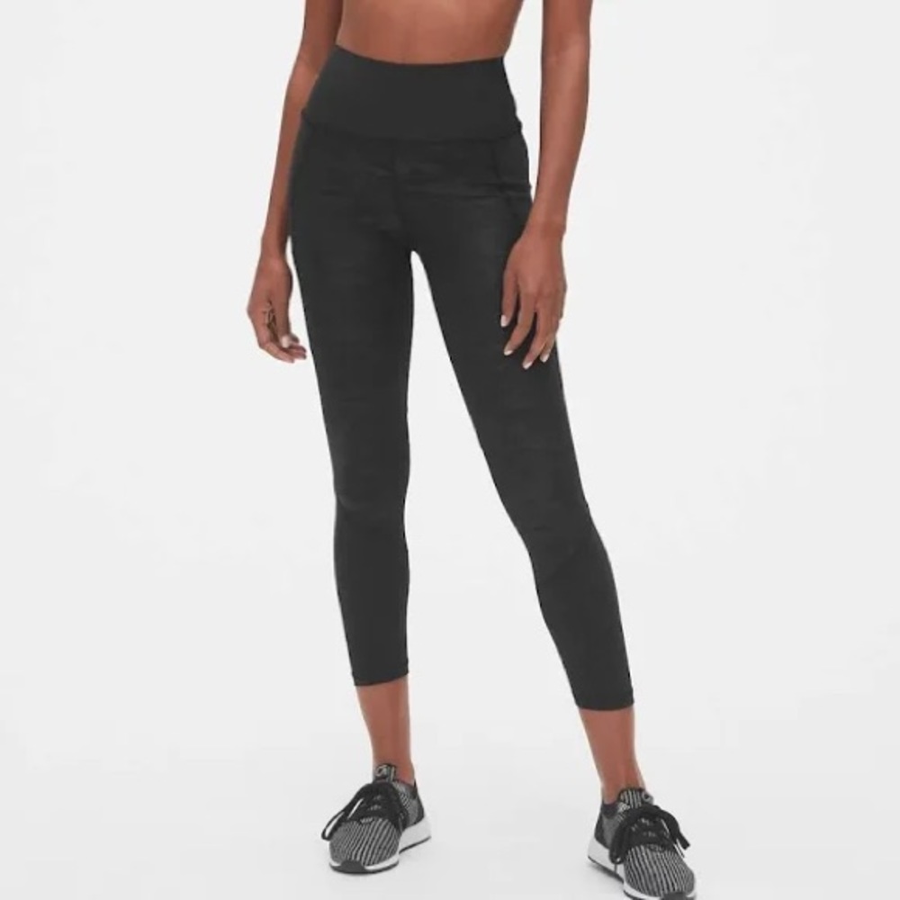 NEW Gap Fit Sculpt Revolution High Rise 7/8 Compression Leggings in Black Camo